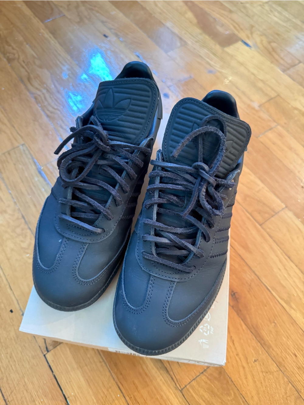 Adidas Samba
Pharrell Humanrace Charcoal